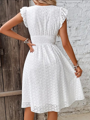 Elegante witte jurk met gerimpelde mouwen en gerimpelde halslijn
