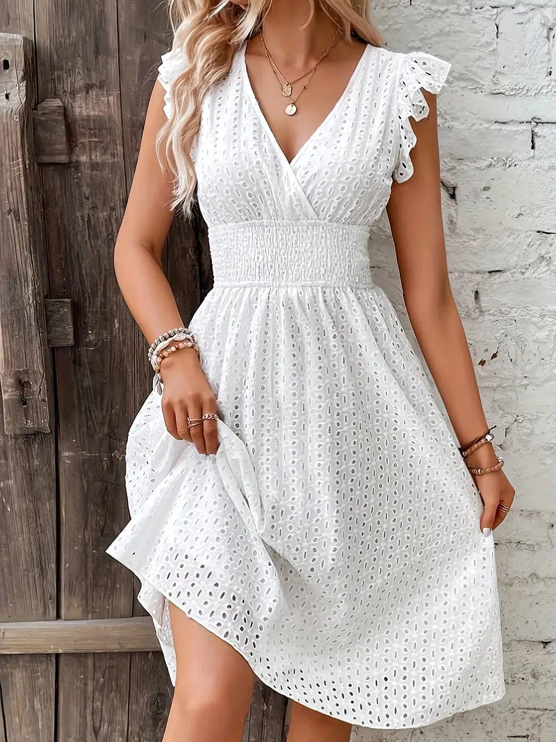 Elegante witte jurk met gerimpelde mouwen en gerimpelde halslijn